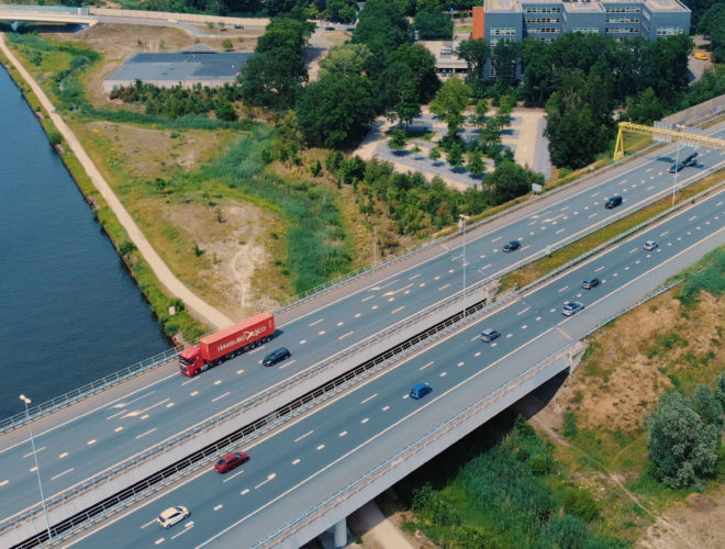 vrachtwagen rijdend over een snelweg vanuit de lucht